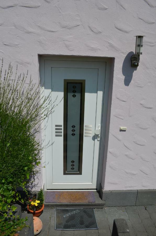Ferienwohnung Bellerbergblick Ettringen  エクステリア 写真